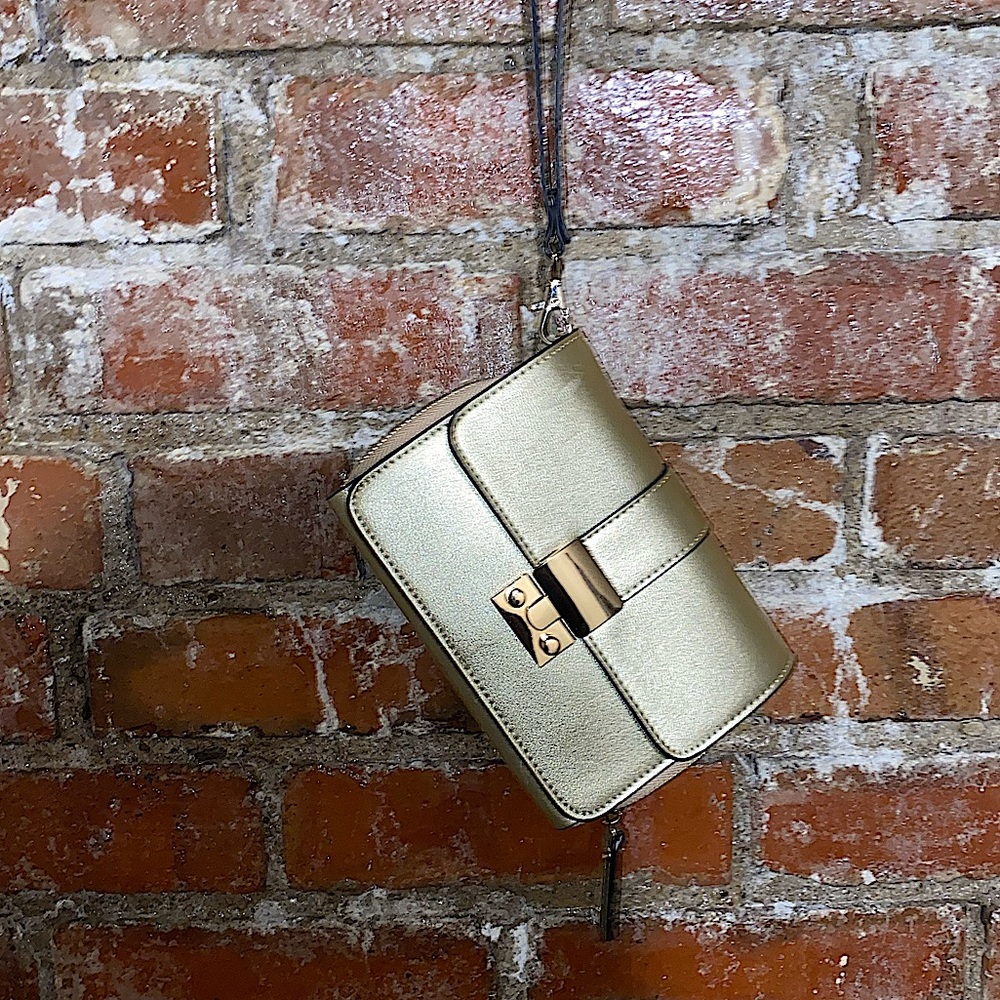 SUPER CUTE & STYLISH Sondra Roberts squared gold purse